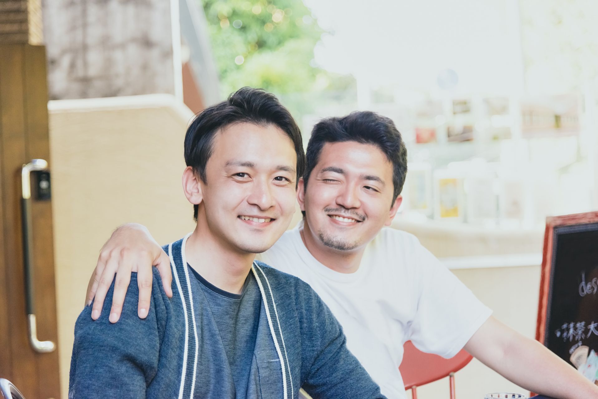 並ぶ2人